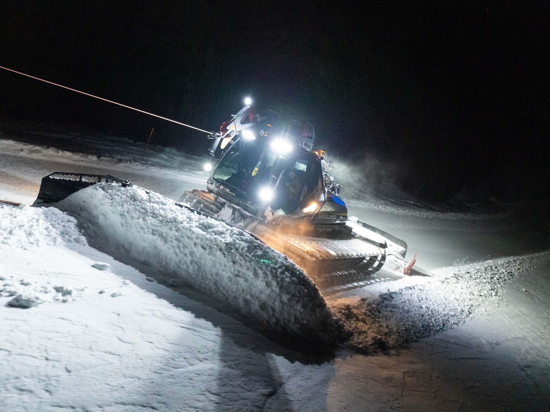 Windenraupe am Steilhang bei Nacht, das Windenseil ist gespannt