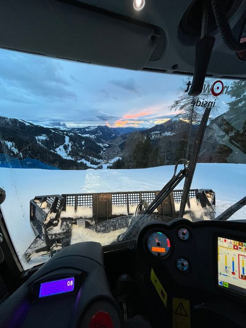 Blick aus der Kabine auf das Bergpanorama, daneben der Bordbildschirm